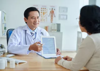 Doctor explaining kidney disease treatment options to patient
